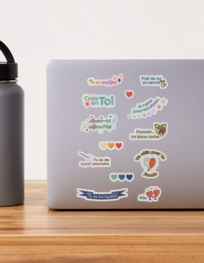 stickers holographique mots doux collés sur un ordinateur